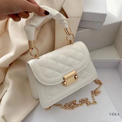 Bolsa blanca elegante con asa trenzada y cadena dorada para mujer