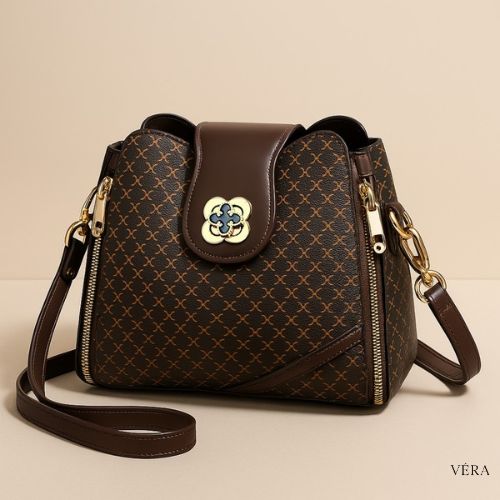 Vista trasera de bolsa marrón con diseño sofisticado