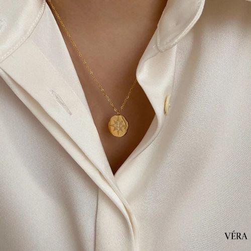 Primer plano del collar doble con dije de estrella