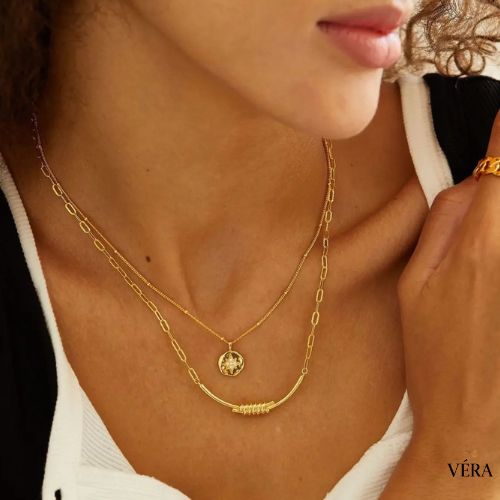 Collar dorado simple con toque elegante
