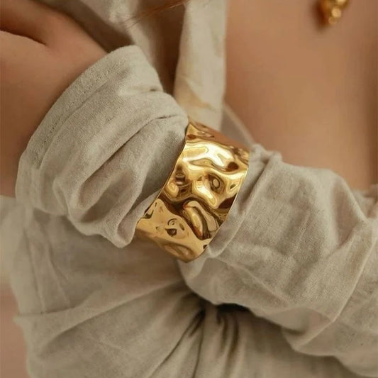 Pulsera Escultural de Metal Martillado – Bravura | Véra