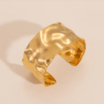 Pulsera Escultural de Metal Martillado – Bravura | Véra